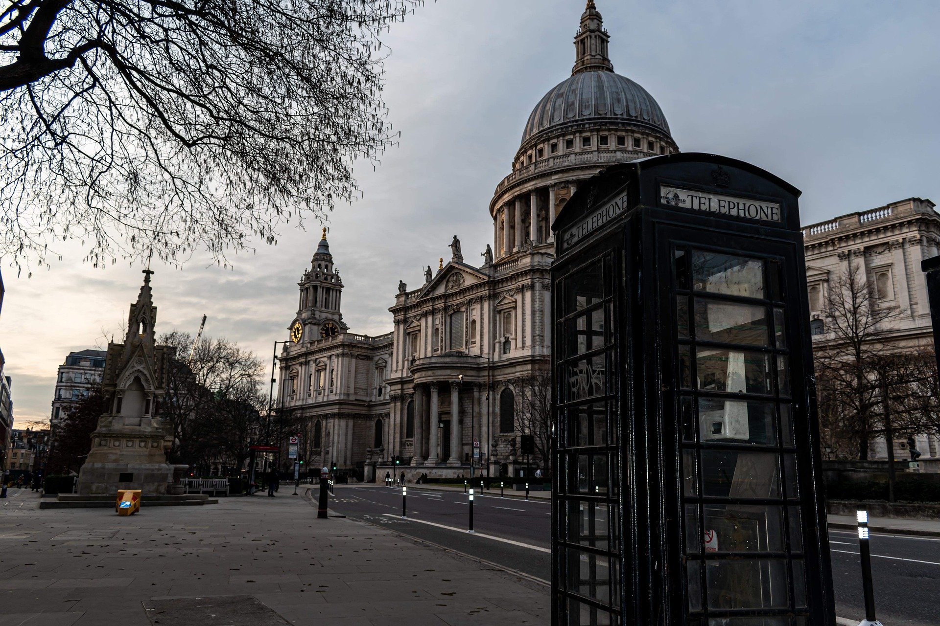 Поставь london. Памятники архитектуры Лондона. Лондон собор квадратный. Англия и Великобритания. Великобритания санкции.